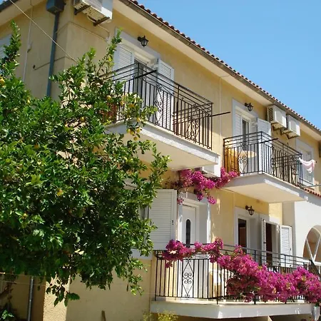 Afrodite Spacious Apartments! アパートホテル